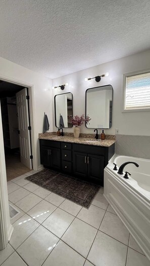 Shower, hair dryer, bidet, towels - Cozy Boho (Fort Wayne)