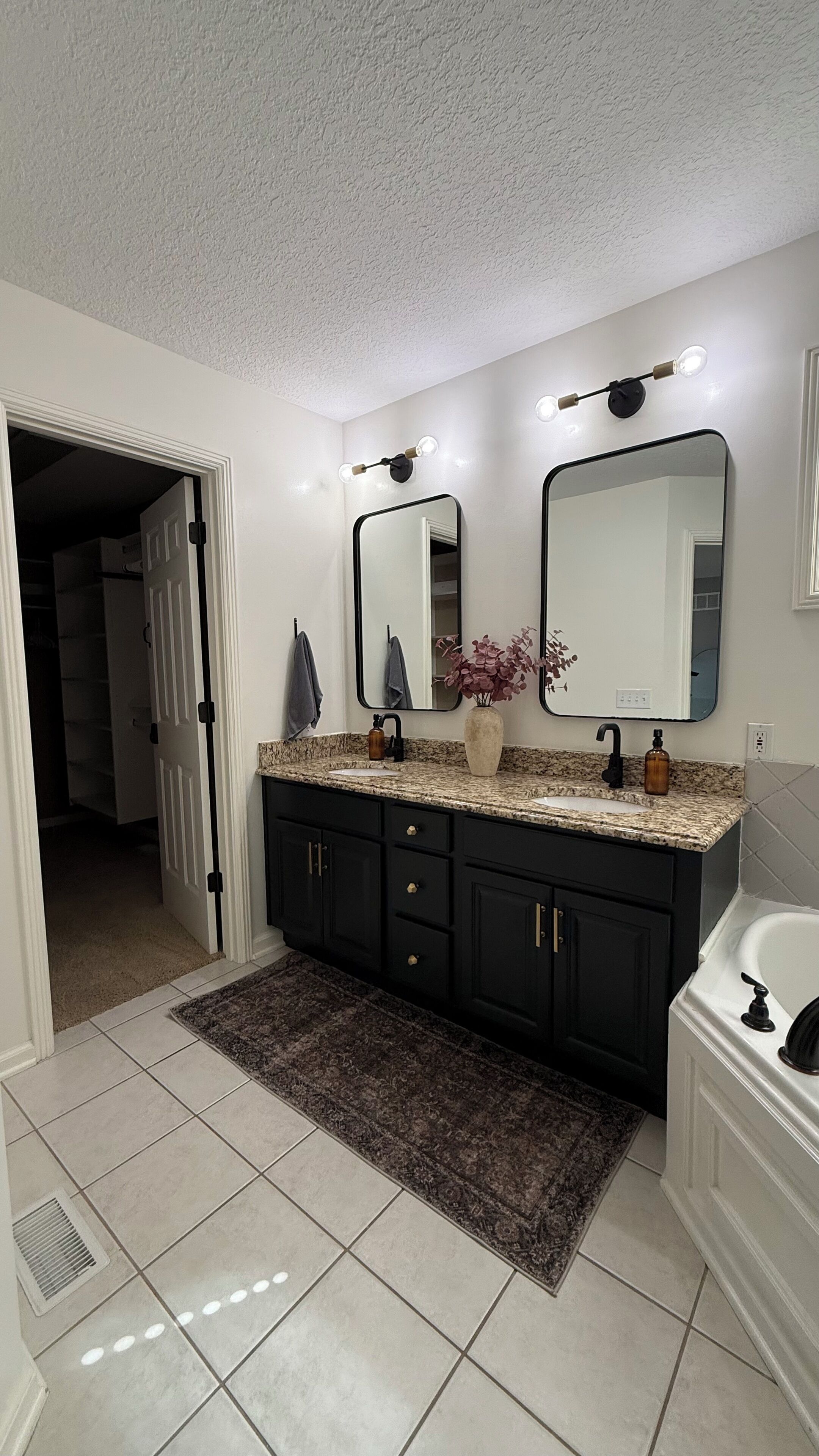 Dutxa, assecador de cabells, bidet i tovalloles 