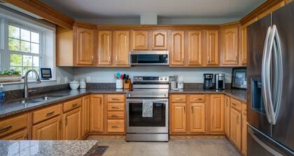 Summerside Cape on Crooked Lake-Waterfront-Sunsets-Sleeps 12