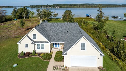 Summerside Cape on Crooked Lake-Waterfront-Sunsets-Sleeps 12 -Private Dock