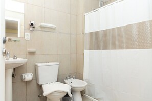Family Apartment, Kitchenette | Bilik Mandi | Pengering rambut, sabun, syampu, tisu tandas 