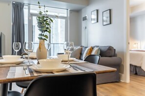 Dining - Luxurious 2BR-2Bath Condo in Mississauga SquareOne (Mississauga)