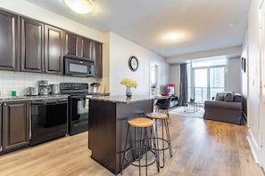 Fridge, microwave, oven, stovetop - Luxurious 2BR-2Bath Condo in Mississauga SquareOne (Mississauga)