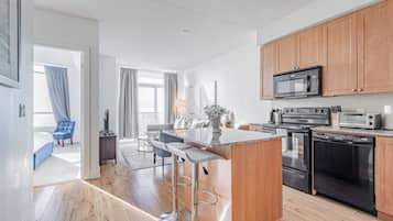 Geladeira, micro-ondas, fogão, cooktop