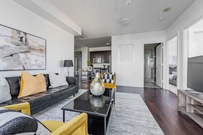 TV - Lovely 3 Bedroom Condo with Balcony (Mississauga)