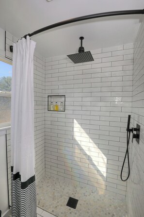 Douche, serviettes fournies, savon, papier toilette