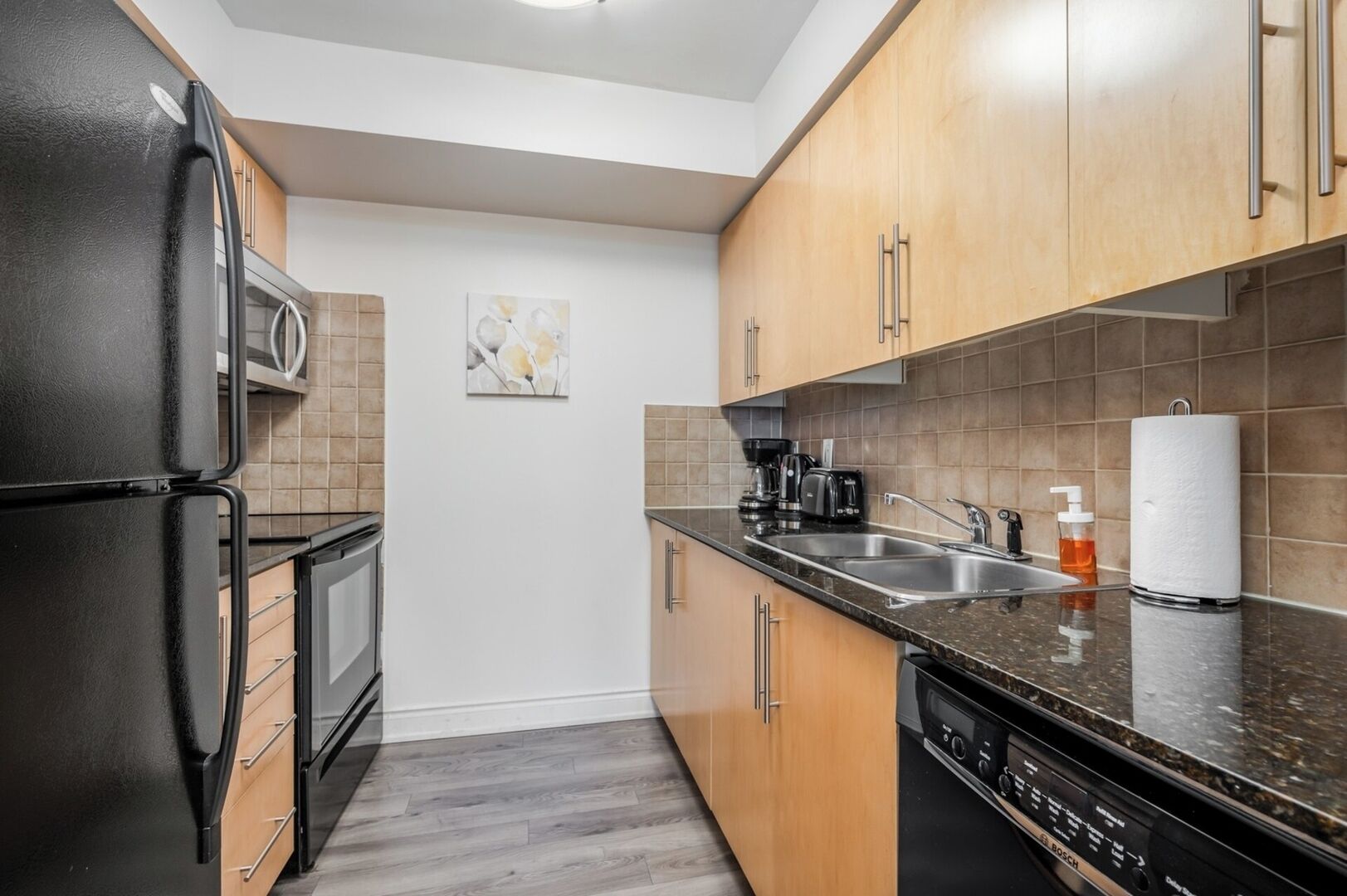 Réfrigérateur, micro-ondes, four, plaque de cuisson