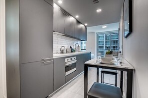 Kühlschrank, Mikrowelle, Ofen, Geschirrspüler