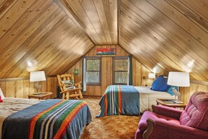 3 bedrooms, desk, iron/ironing board, travel crib