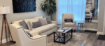 Charming 3-bedroom house in delightful Louisville with beautiful flower garden