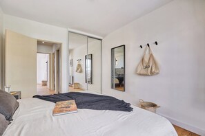 Tabla de planchar con plancha, wifi y ropa de cama 