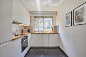 Jääkaappi, mikroaaltouuni, uuni, liesi