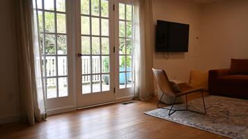 Een smart-tv en boeken