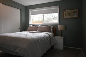 2 bedrooms, iron/ironing board, free WiFi, bed sheets - Charming 2-bedroom house in downtown Langley. (Langley)