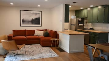 Een smart-tv en boeken