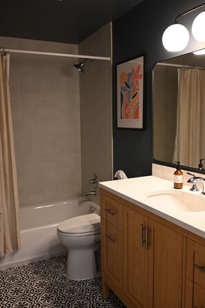 Hair dryer, towels, soap, shampoo - Charming 2-bedroom house in downtown Langley. (Langley)