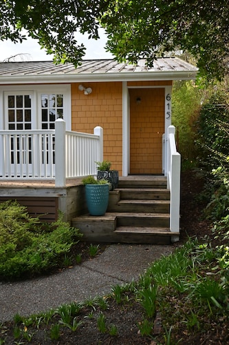 Charming 2-bedroom house in downtown Langley.