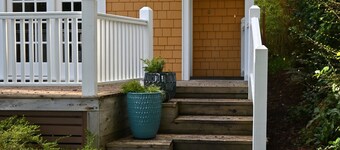 Charming 2-bedroom house in downtown Langley.