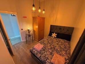 2 habitaciones, tabla de planchar con plancha y wifi gratis 