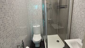 Dusche, Haartrockner, Handtücher, Seife