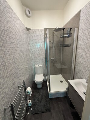 Dusche, Haartrockner, Handtücher, Seife