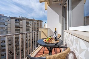Outdoor dining - Bright & Spacious Flat w/ Balcony by Host Wise (Portimão)