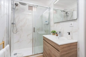 Douche, sèche-cheveux, serviettes fournies, shampoing