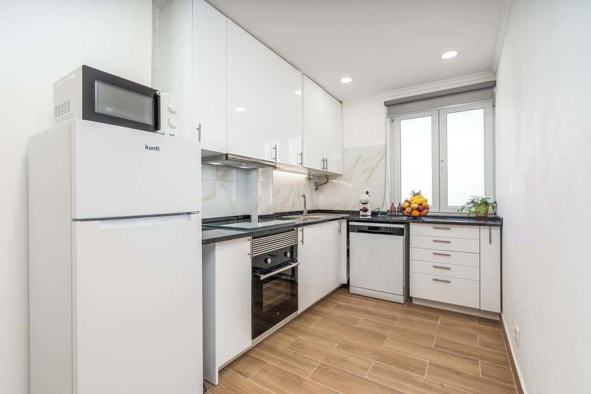 Geladeira, micro-ondas, fogão, cooktop