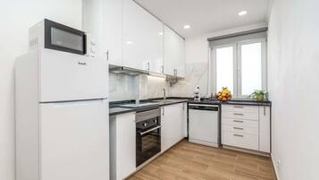 Geladeira, micro-ondas, fogão, cooktop