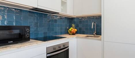 Køleskab, mikrobølgeovn, ovn, kogeplade