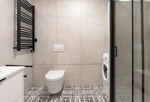 Chuveiro, secador de cabelo, toalhas de banho, shampoo