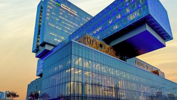 Un edificio moderno con fachada de vidrio y un diseño angular distintivo.