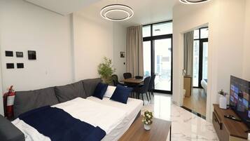 1 habitación, tabla de planchar con plancha, wifi y ropa de cama
