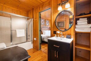 Jetted bath, towels - Cozy Branson Cabin, Resort Access, Discount Tickets! (Branson)
