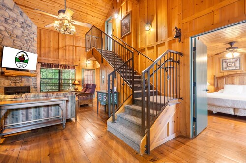 Ultimate Branson Escape | King Beds, Pool & Hot Tub