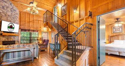 Ultimate Branson Escape | King Beds, Pool & Hot Tub