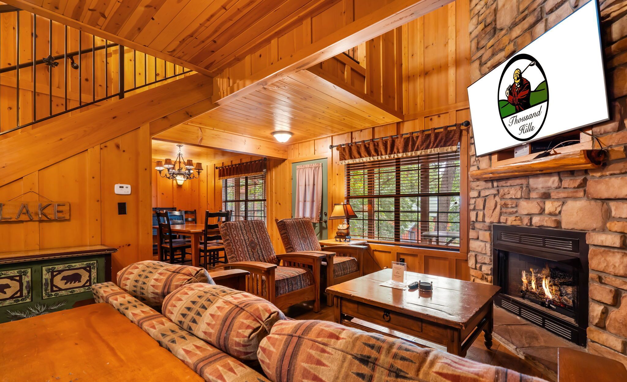 Una televisión, una chimenea