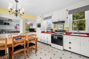 Fridge, microwave, oven, stovetop - Sweet Retreat: Relax, Reconnect & Unwind (Harwich Port)
