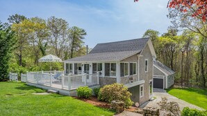 Une maison à deux étages avec un porche et un garage.