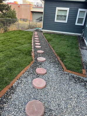 Property grounds - Charming 2-bedroom House in Uptown Butte (Butte)