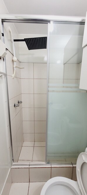 Serviettes fournies, savon, papier de toilette