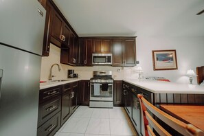 Een koelkast, een microgolfoven, een koffiezetapparaat/waterkoker