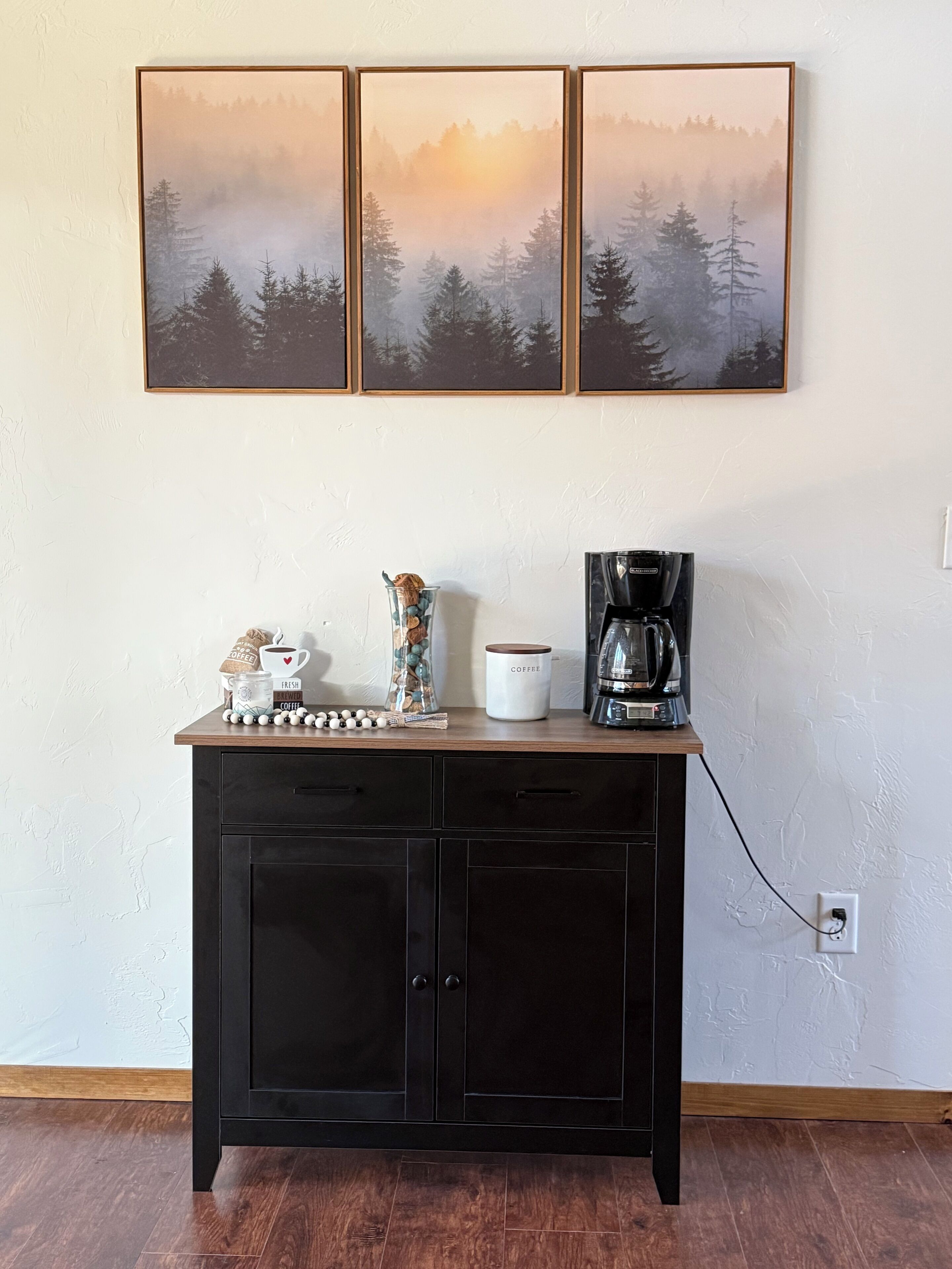 Eine Küchenarbeitsplatte mit Kaffeemaschine, Tasse und Dekorationsobjekt.