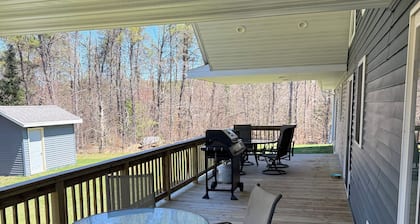 4-bed Cabin- ATV/UTV trail access from the driveway with a bar/covered patio