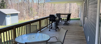 4-bed Cabin- ATV/UTV trail access from the driveway with a bar/covered patio