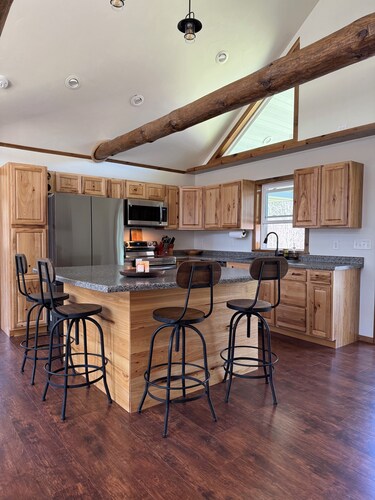 4-bed Cabin- ATV/UTV trail access from the driveway with a bar/covered patio