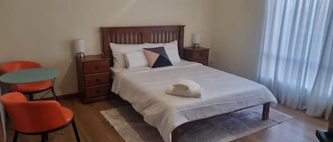 1 habitación, tabla de planchar con plancha, wifi y ropa de cama