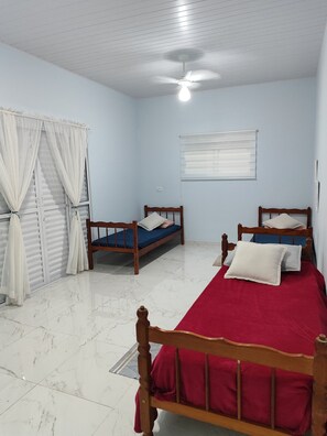 3 bedrooms, free WiFi, wheelchair access - Cozy House in Gated Community on Massaguaçu Beach (Massaguaçu Caraguatatuba)