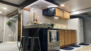 Réfrigérateur, micro-ondes, four, plaque de cuisson