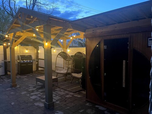 `The Hideaway` Modern Apartment w/Sauna and Grill